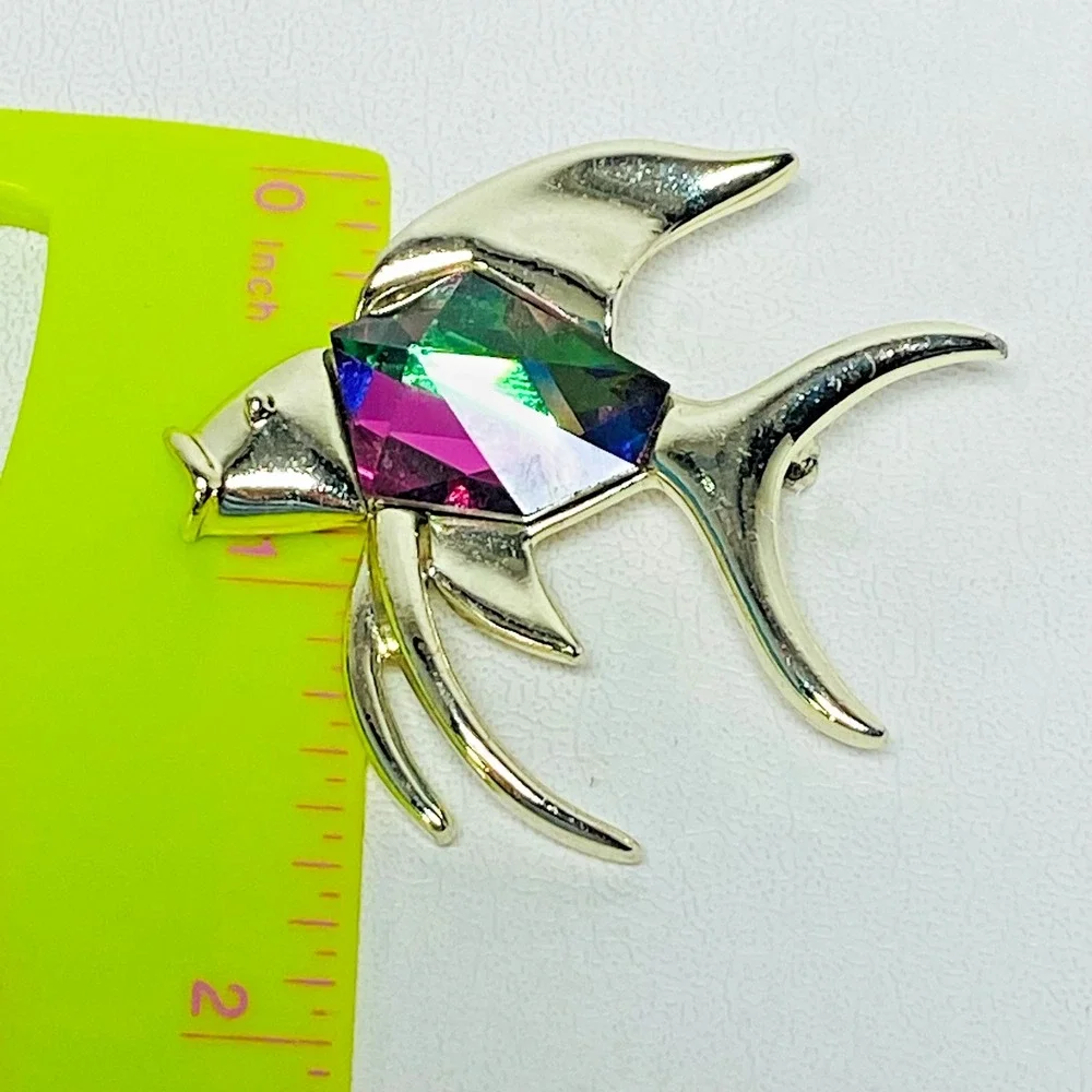 Vintage Sarah Coventry Tropical Angel Fish‎ Heliotrope Crystal Gold Tone Brooch